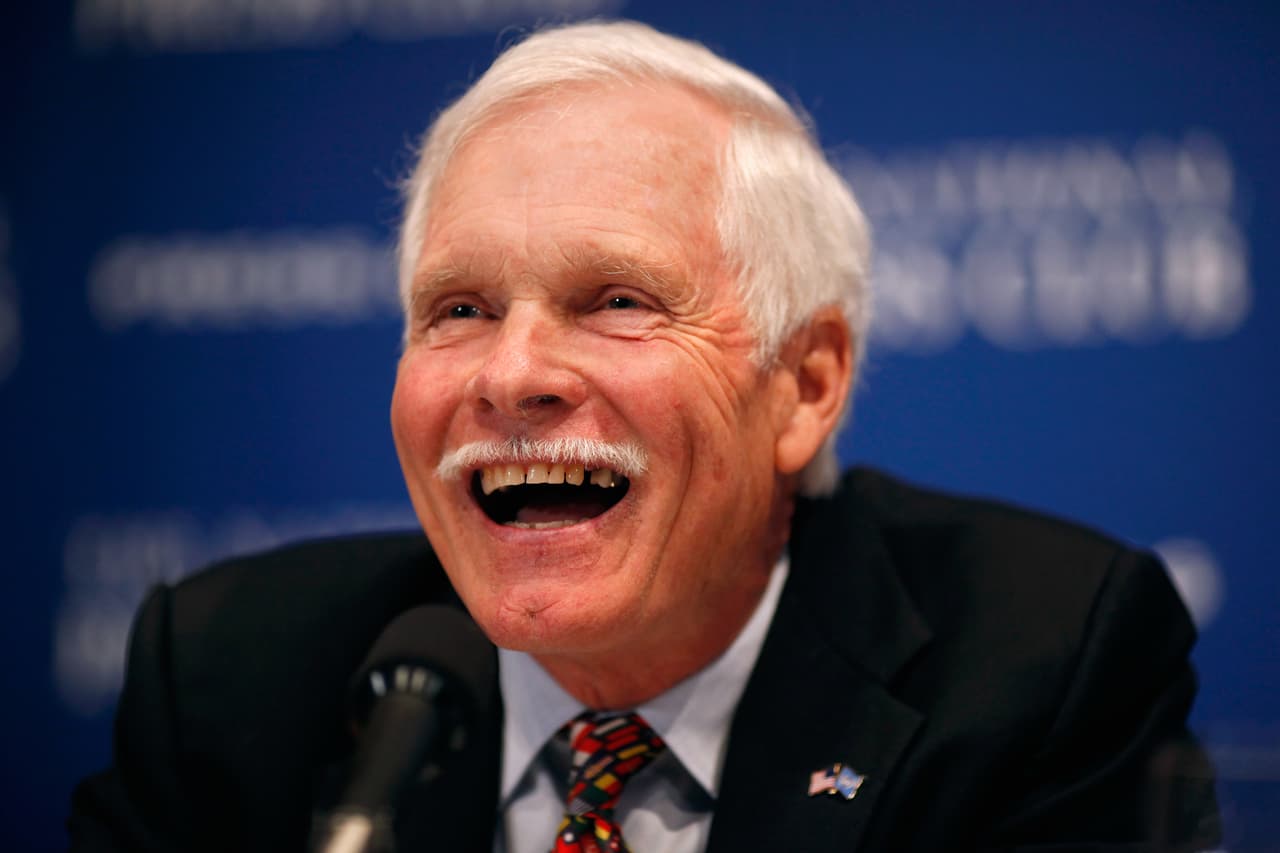 <b>Ted Turner (fundador de CNN)</b>
<br>
<br>Patrimonio neto: 2,300 millones de dólares.
<br>
<br>Primer empleo: ejecutivo de publicidad.
<br>
<br>Este empresario de medios es conocido por fundar varios canales de televisión, entre ellos CNN, Cartoon Network y Turner Network Television (TNT). Asistió a la Universidad Brown de Rhode Island pero
<a href="https://www.univision.com/noticias/trending/multimillonarios-sin-estudios-universitarios-fotos-fotos"><u>fue expulsado cuando se descubrió que había llevado a una estudiante a su dormitorio</u></a>. Esto no le impidió
<a href="https://www.tedturner.com/turner-family/ted-turner/"><u>trabajar duro en el negocio de publicidad de su padre</u></a> y hacerlo altamente rentable. Luego comenzaron sus inversiones en la televisión.