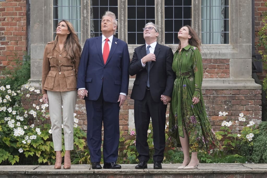 El primer ministro británico Keir Starmer, su esposa Victoria y Donald y Melania Trump observan la exhibición de paracaidismo.