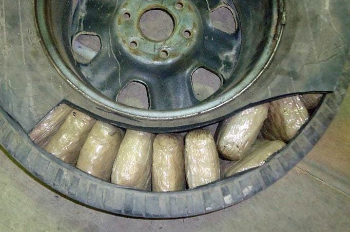 Más de 200 libras de marihuana que se ocultaban en distintos compartimentos, entre estos una llanta, de una camioneta utilitaria (SUV) se decomisaron en Douglas, Arizona, el 21 de enero de 2017.