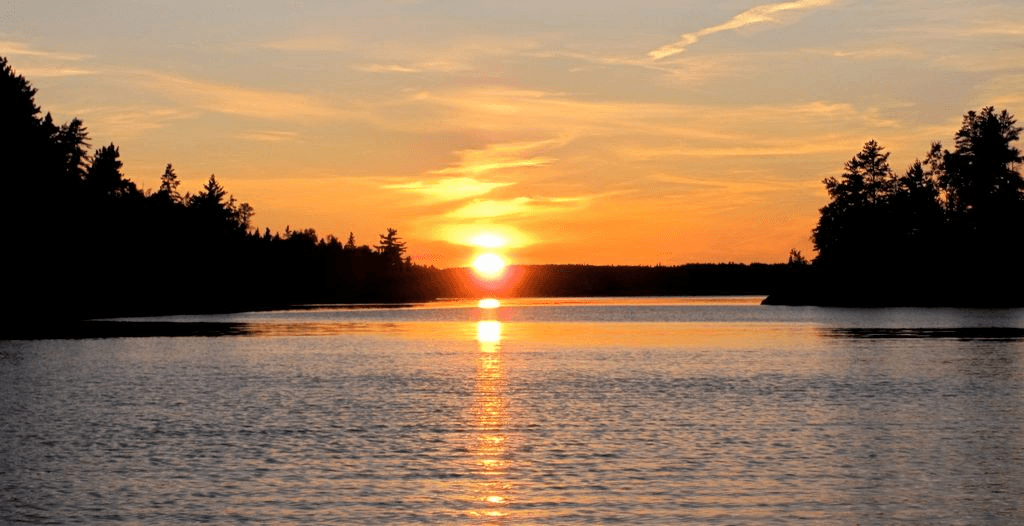 <b>Lake Allatoona (Cartersville)</b>
<br>
<b>Sitio web</b>: 
<a href="https://www.sam.usace.army.mil/Missions/Civil-Works/Recreation/Allatoona-Lake/">https://www.sam.usace.army.mil/Missions/Civil-Works/Recreation/Allatoona-Lake/</a> 
<br>
<b><a href="https://goo.gl/maps/CLyJZVAvJ4o7J4GM9">Cómo llegar</a> </b>
<br>
<br>El lago Allatoona es uno de los más bonitos y limpios de Georgia, se utiliza para el agua potable de las ciudades cercanas. Está ubicado en los condados de Bartow, Cobb y Cherokee, y cubre 12,000 acres con 270 millas de costa popular para la pesca y la navegación.