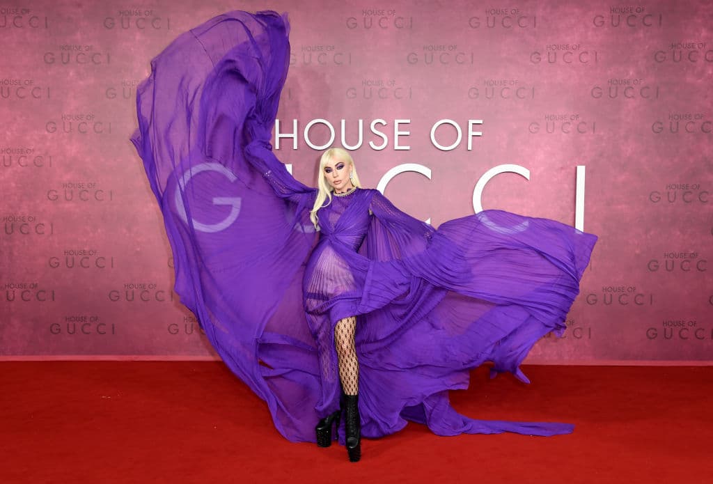 El vestido forma parte de la colección 2022 de Gucci, alusivo al estreno de la película. Además, la prenda tenía una capa que Lady Gaga aprovechó para posar y abrirla junto a sus brazos "como si fueran alas", según algunos de sus fans en redes sociales.
