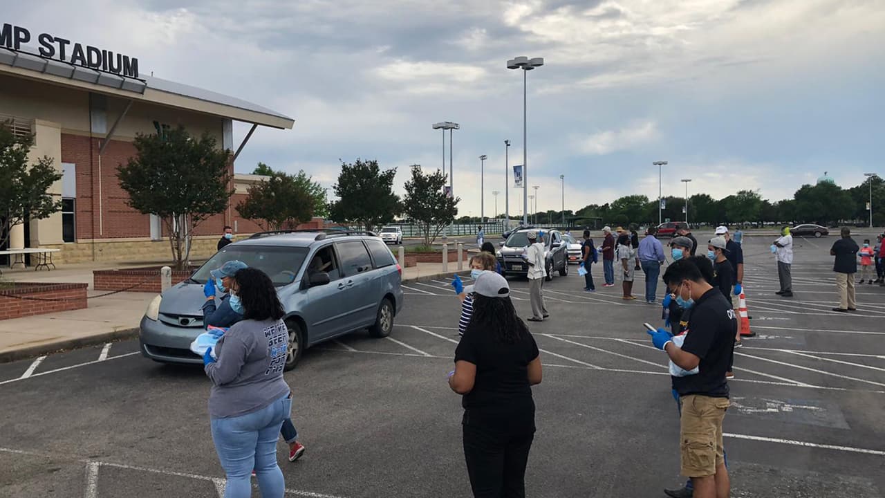 De 9:00 a 10:00 se entregaran en los estacionamientos de:
<br>Centro Comunitario Freed Park, en el 6186 Shadyvilla Lane.
<br>Centro de Conferencias White Oak, en el 7603 Antoine Drive.
<br>