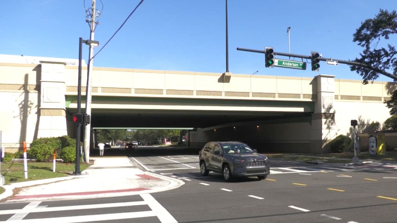 Las carreras clandestinas continúan afectando a la comunidad de Orlando. El abogado Carlos Martin explica que quienes participan en estas carreras pueden enfrentar multas que van desde los $500 hasta los $3,000 e incluso podrían pasar hasta un año en prisión. Ten presente que cada caso será diferente teniendo en cuenta que los cargos que enfrente el sospechoso dependerán de cada situación y sus agravantes.