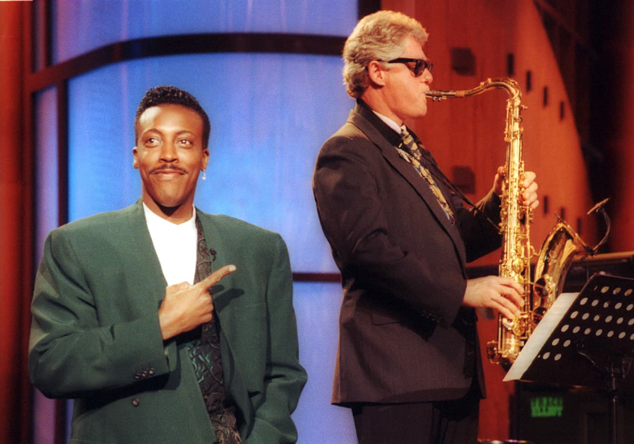 El entonces candidato 
<a href="https://www.univision.com/temas/bill-clinton">Bill Clinton</a> tocando el saxofón en el show de Arsenio Hall, durante una parada en su recorrido de campaña en junio de 1992.
