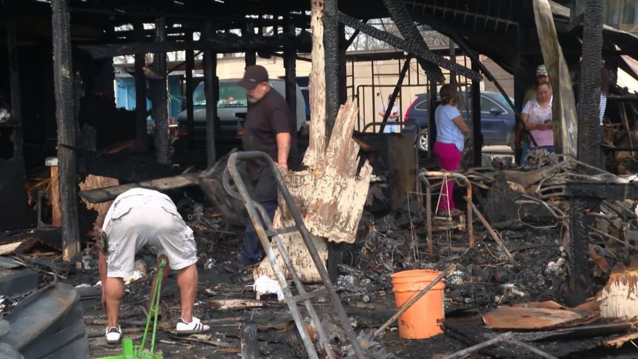 Durante la madrugada de este viernes se reportó un voraz incendio de dos alarmas 
<b><a href="https://www.univision.com/local/houston-kxln/vendedores-latinos-pierden-todo-incendio-mercado-pulgas-tia-pancha-2" target="_blank">en el mercado de pulgas Tía Pancha #2 en Houston. </a></b>