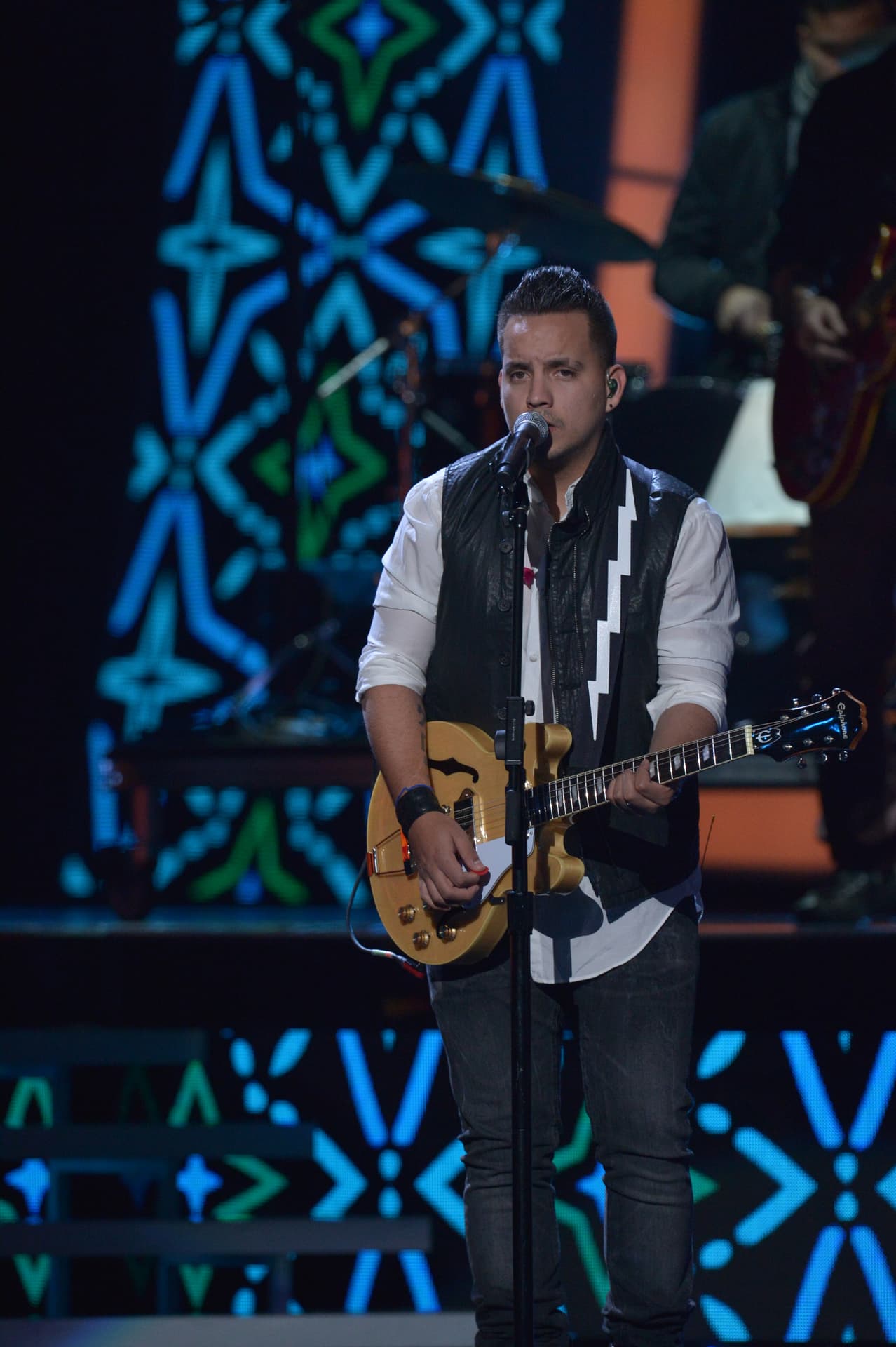 La balada romántica que interpretaron nos llenó el corazón de sentimientos.