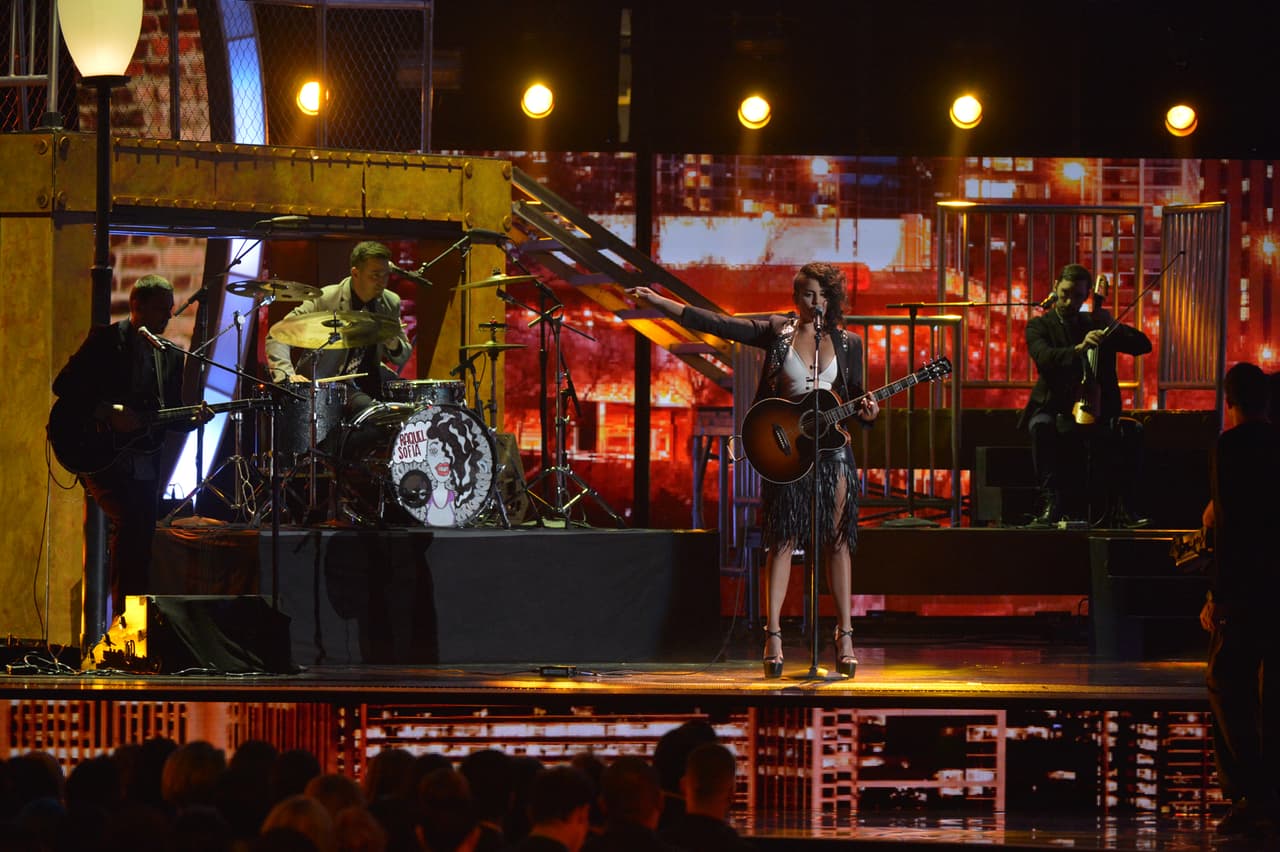 Súper arrebatada se mostró cuando interpretó su canción. La boricua enloqueció con su espléndido ‘look’, ¡súper diferente a lo visto!.