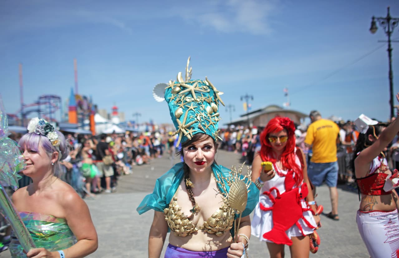 Cientos se unieron al desfile a la orilla del mar de Coney Island