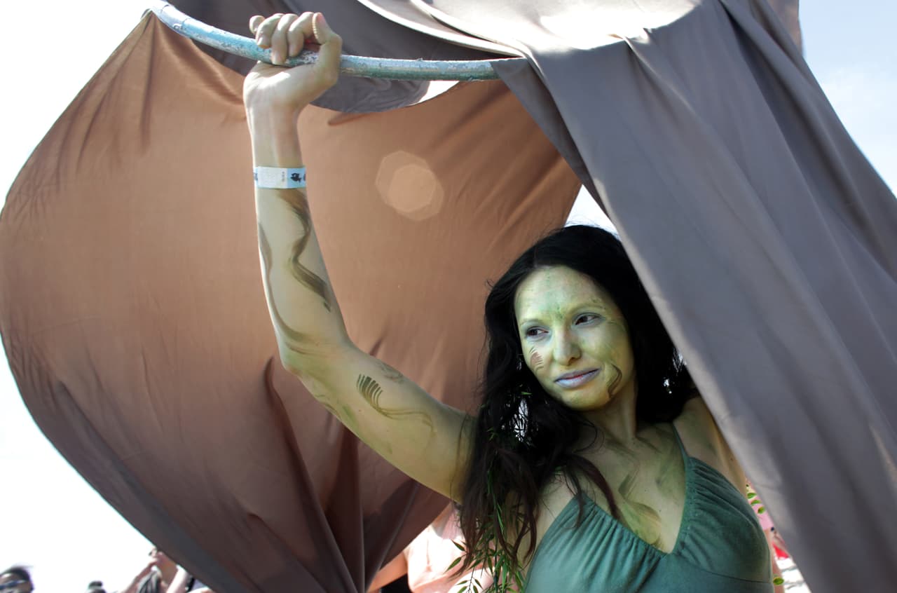 Cientos se unieron al desfile a la orilla del mar de Coney Island