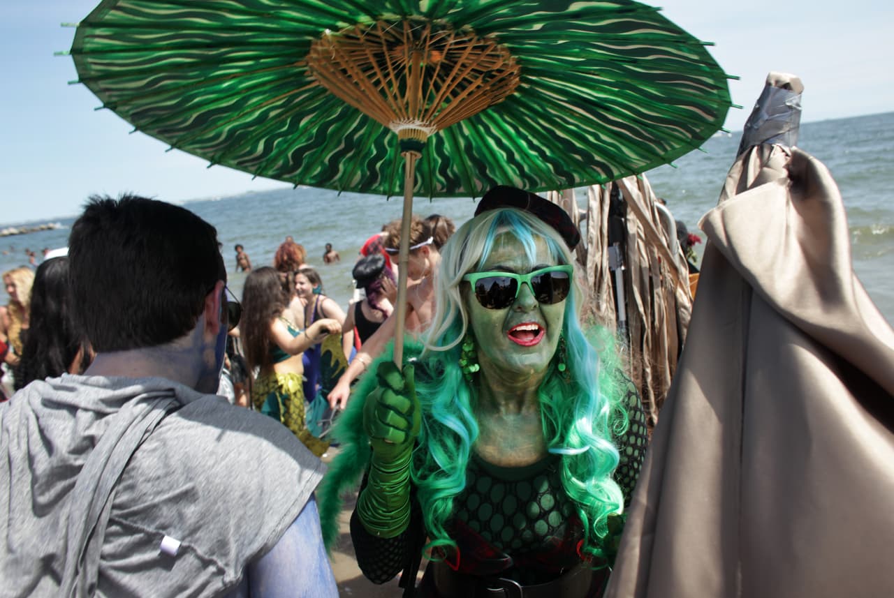 Cientos se unieron al desfile a la orilla del mar de Coney Island