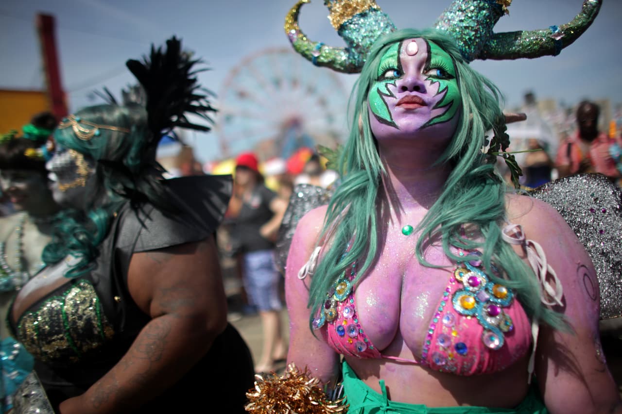 Cientos se unieron al desfile a la orilla del mar de Coney Island