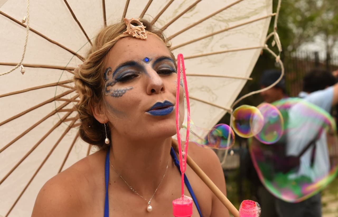 Cientos se unieron al desfile a la orilla del mar de Coney Island