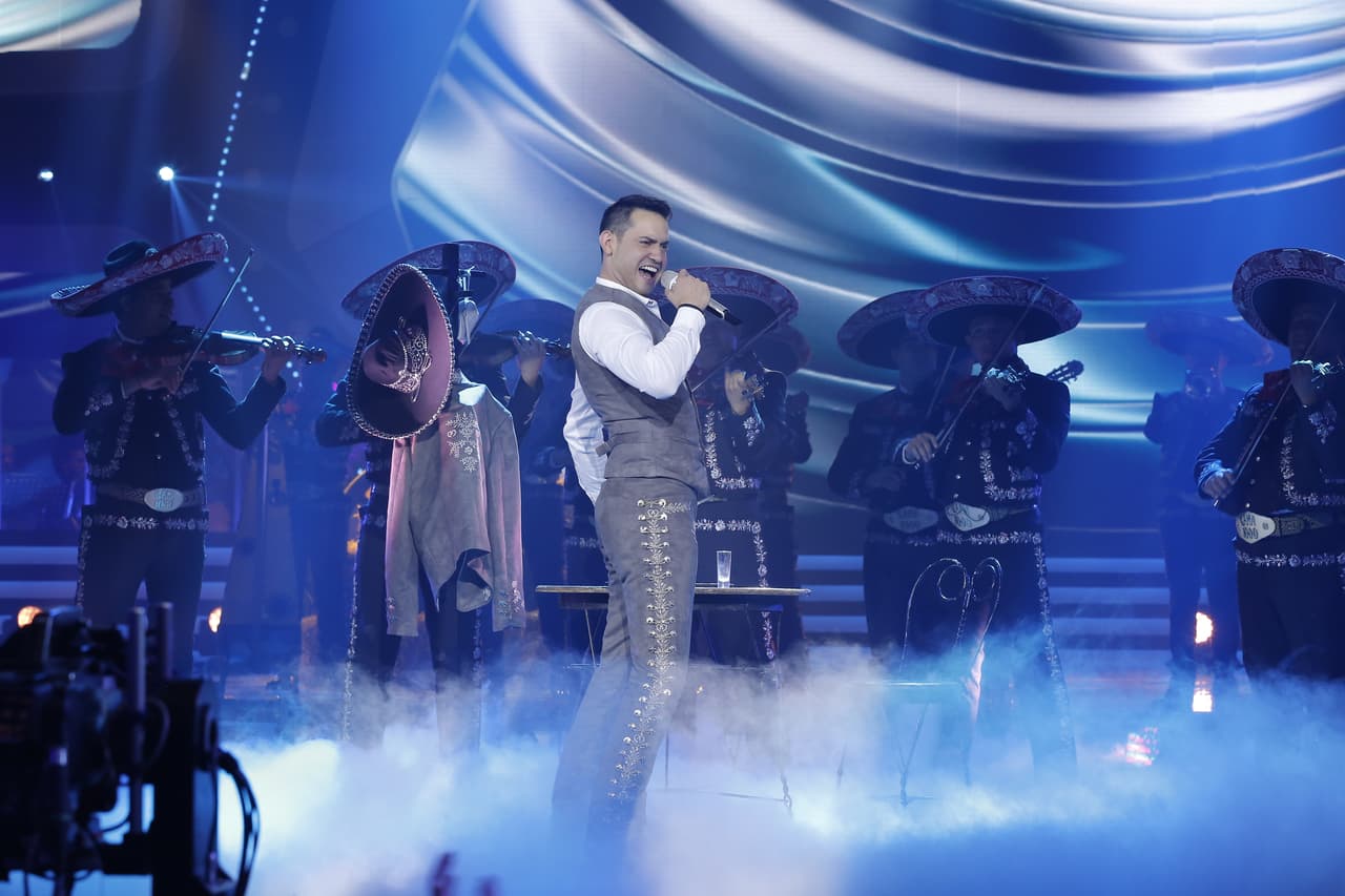 Ya con las pilas recargadas y siguiendo los consejos de Luis Coronel, cantó 'No Volveré'.