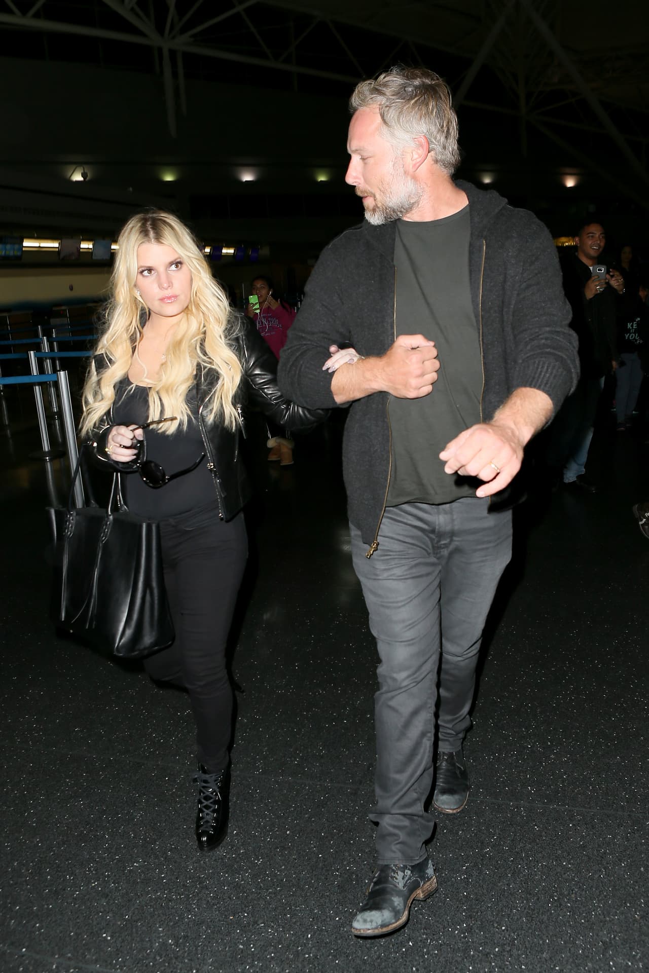 Jessica no muestra la cinturita de avispa que acostumbra.