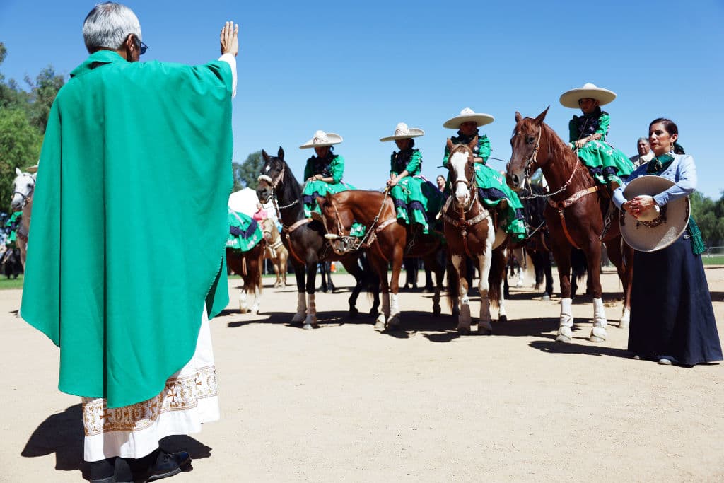 Los Charros de la Escaramuza México de Mi Corazón también dijeron presente y recibieron la bendición, al culminar la misa.