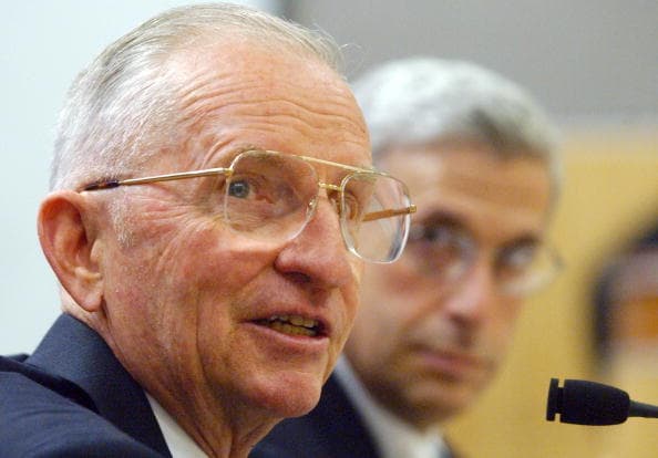 Ross Perot.- El 
<a href="https://www.univision.com/noticias/politica/muere-el-multimillonario-estadounidense-ross-perot-candidato-presidencial-que-sacudio-la-politica-estadounidense">político y multimillonario estadounidense</a>, quien en 1992 se postuló a la presidencia del país, murió el pasado 9 de julio a los 89 años, dejando una fortuna estimada en $4,100 millones por la revista Forbes en abril de 2019.
<br>