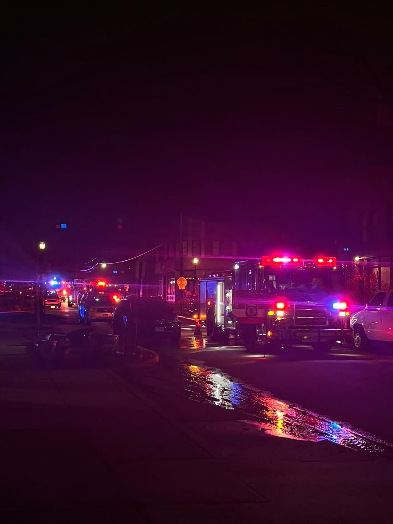 El incendio alcanzó otro local en cuestión de segundos, lo que activó una segunda alarma.