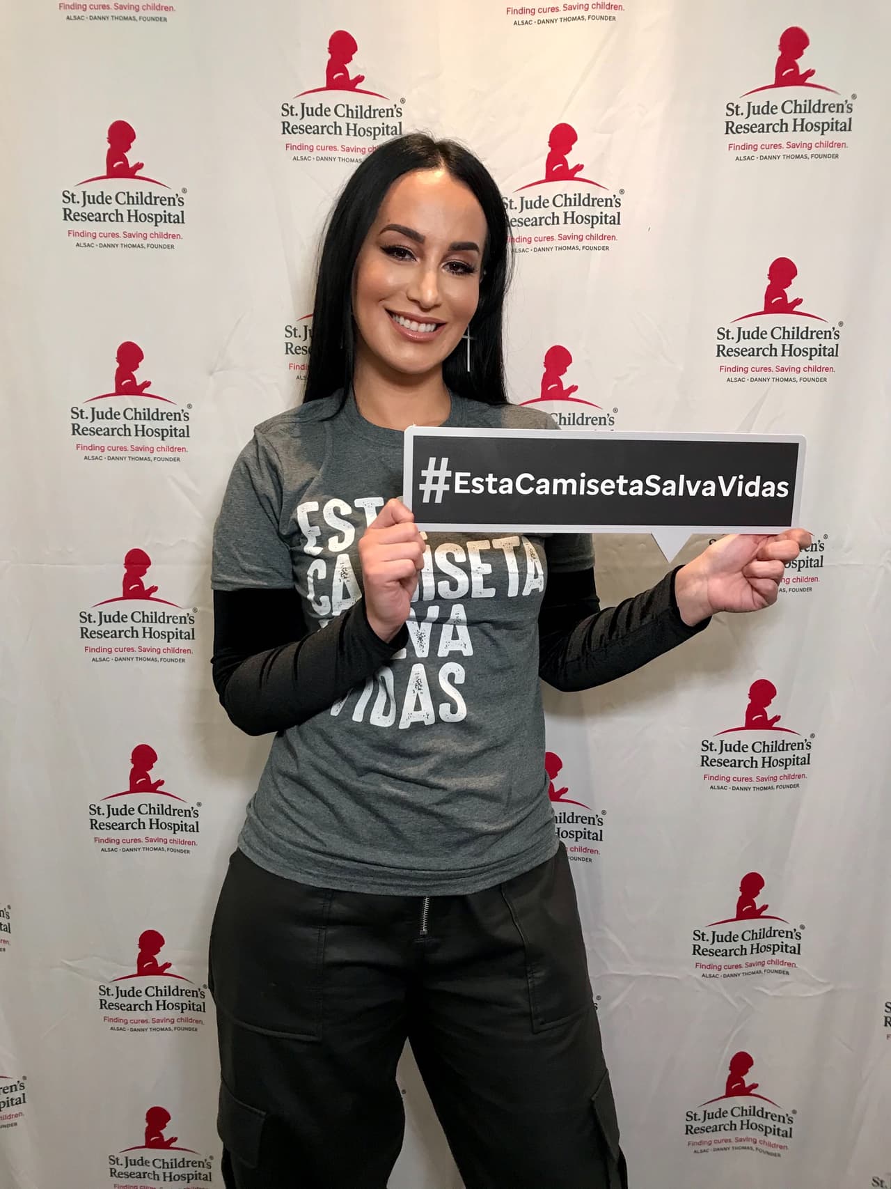 Tu también puedes ayudar entrando a la página
<a target="_blank" href="http://stjude.org/radio/amigos">stjude.org/radio/amigos</a> o llamando al
<a target="_blank" href="tel:18009988432">1-800-998-8432.</a>