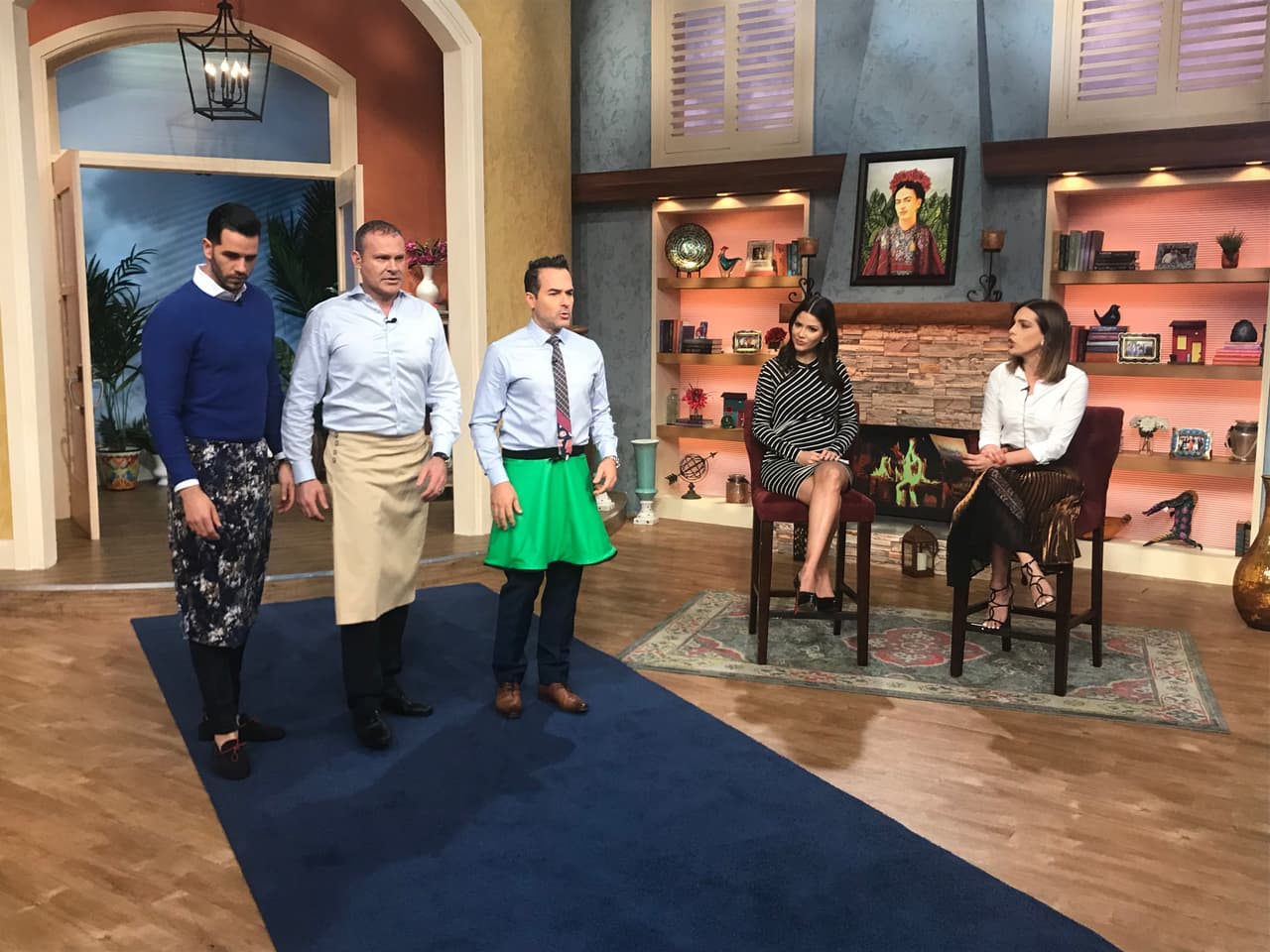 Un desfile final, los tres juntos caminando en la pasarela.