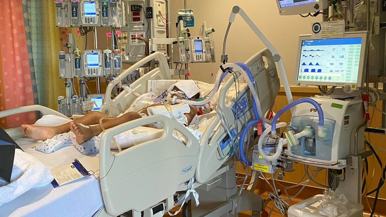 Más tarde el menor recibió el diagnóstico de
<b><a href="https://espanol.cdc.gov/mis/mis-c.html" target="_blank">síndrome inflamatorio multisistémico pediátrico</a></b> (MIS-C), “Yo no sabía mucho de este virus, les da entre 3 y 6 semanas después del covid, en la noche me dijeron que tenían que intubarlo porque su corazón estaba muy enfermo”, continuó Cantú.