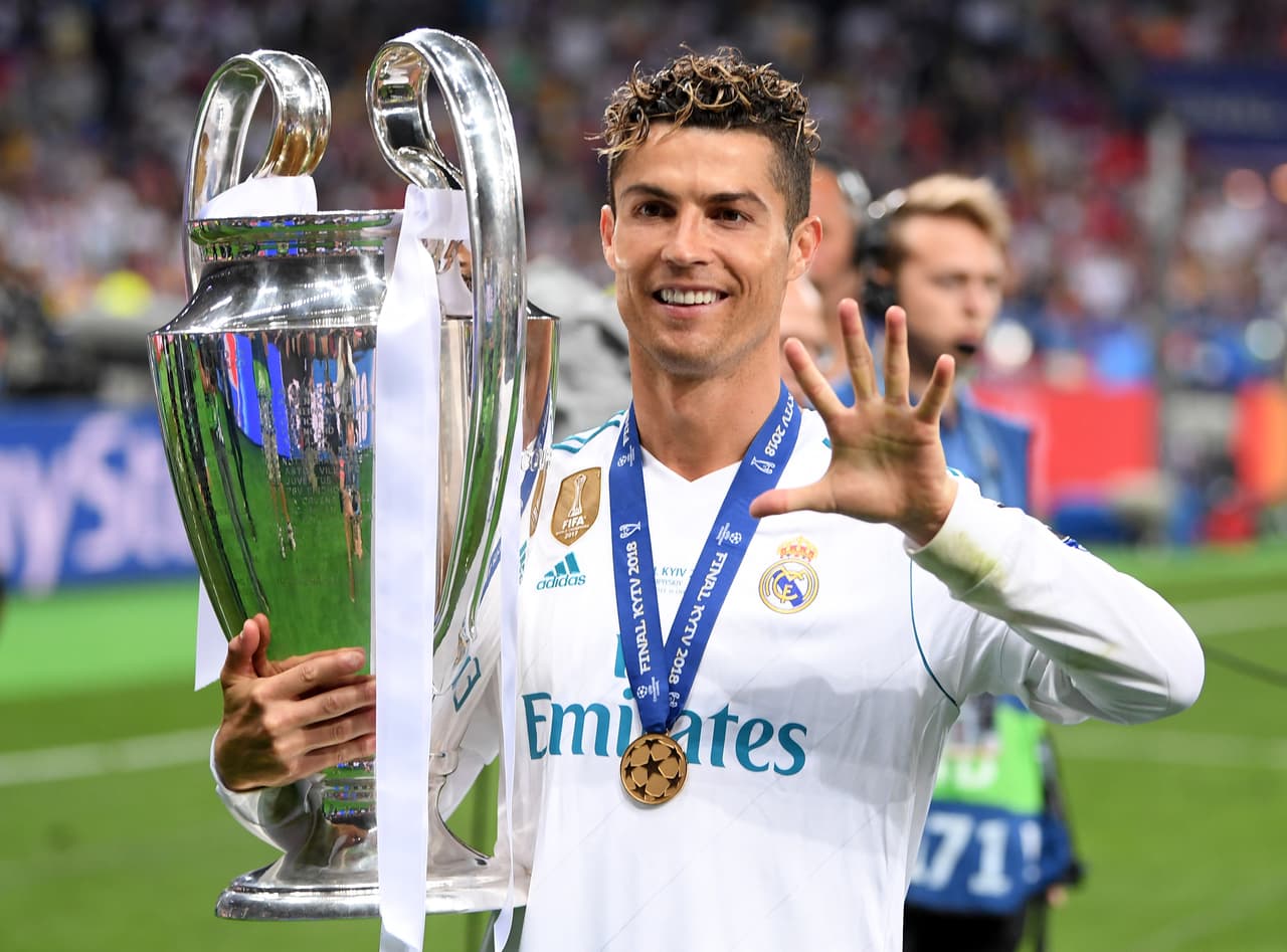 No, no es un saludo, es el número de títulos que tiene Cristiano Ronaldo en la UEFA Champions League, cuatro con el Madrid y uno más con el Manchester United. Un consagrado el atacante lusitano.