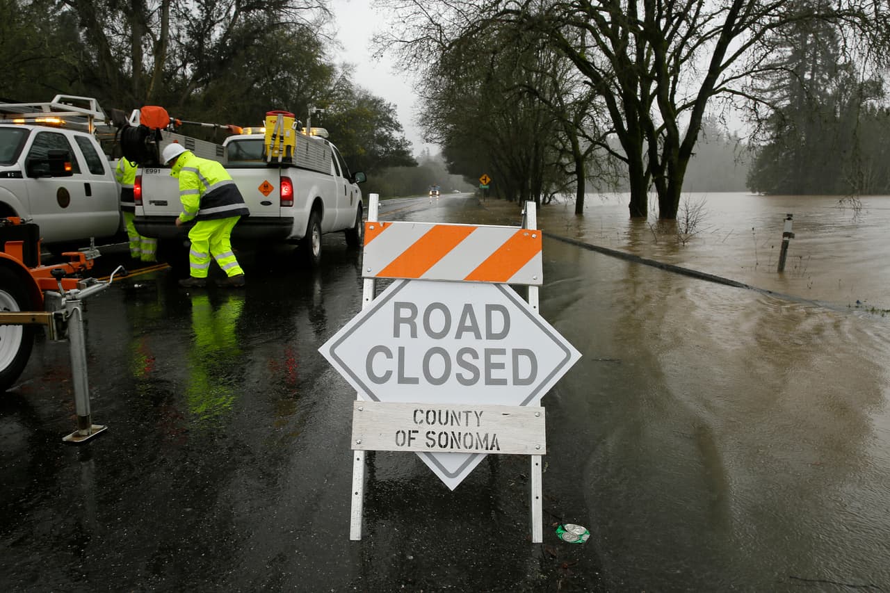 La Junta de Supervisores del condado Sonoma exhortó al gobernador californiano, Gavin Newsom, a abrir los protocolos para declarar un estado de emergencia que eliminaría cualquier restricción, que los equipos de rescate pudieran encontrar para apoyar a la región con las labores de rescate y asistencia a víctimas afectadas por las inundaciones.
