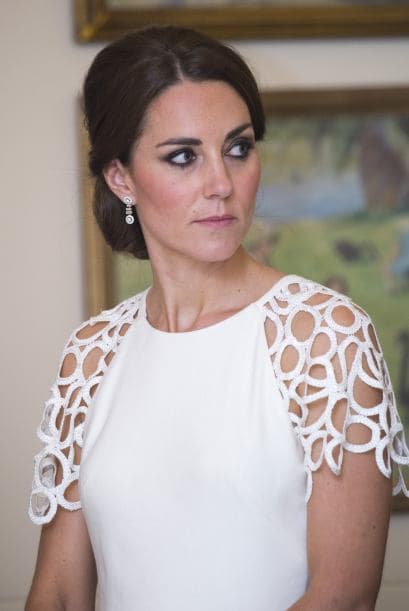 La duquesa de Cambridge nos sorprendió con su elección de vestuario para su visita en la Casa de Gobierno de Canberra, Australia. Pero no crean que enseñó piel de más, para nada. Kate simplemente eligió un diseño más arriesgado de lo que acostumbra. Lució hermosa en un vestido blanco de la diseñadora Lela Rose. Más videos de Chismes aquí.