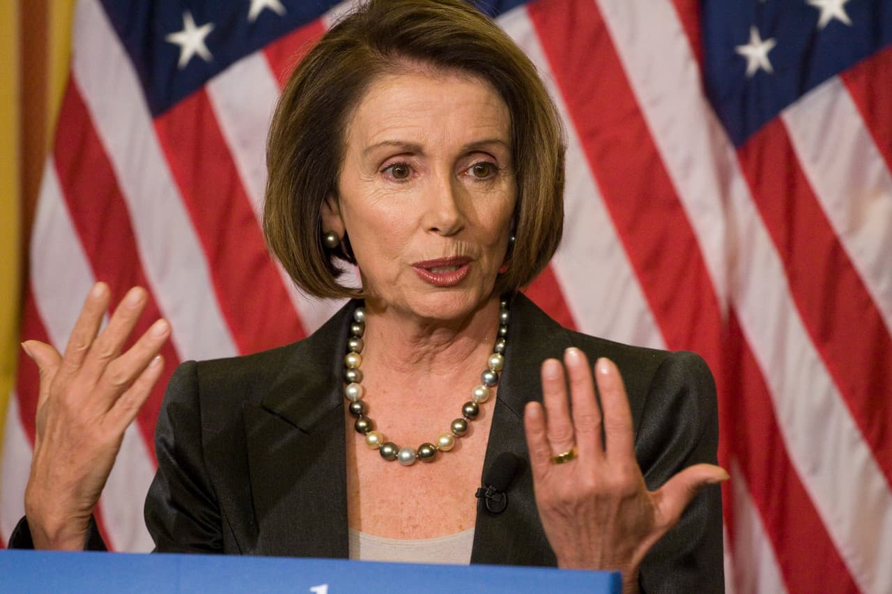 Pelosi recibió una ovación de pie después de sus comentarios, y los legisladores e invitados se acercaron uno por uno para ofrecerle abrazos, muchos tomándose selfies de un momento histórico. El presidente Joe Biden habló con Pelosi por la mañana y la felicitó por su histórico mandato como presidenta de la Cámara, dijo la Casa Blanca. 
<br>
<br>En la foto, la presidenta de la Cámara de Representantes, Nancy Pelosi, de California, gesticula durante su conferencia de prensa semanal en el Capitolio de Washington, el jueves 15 de octubre de 2009.