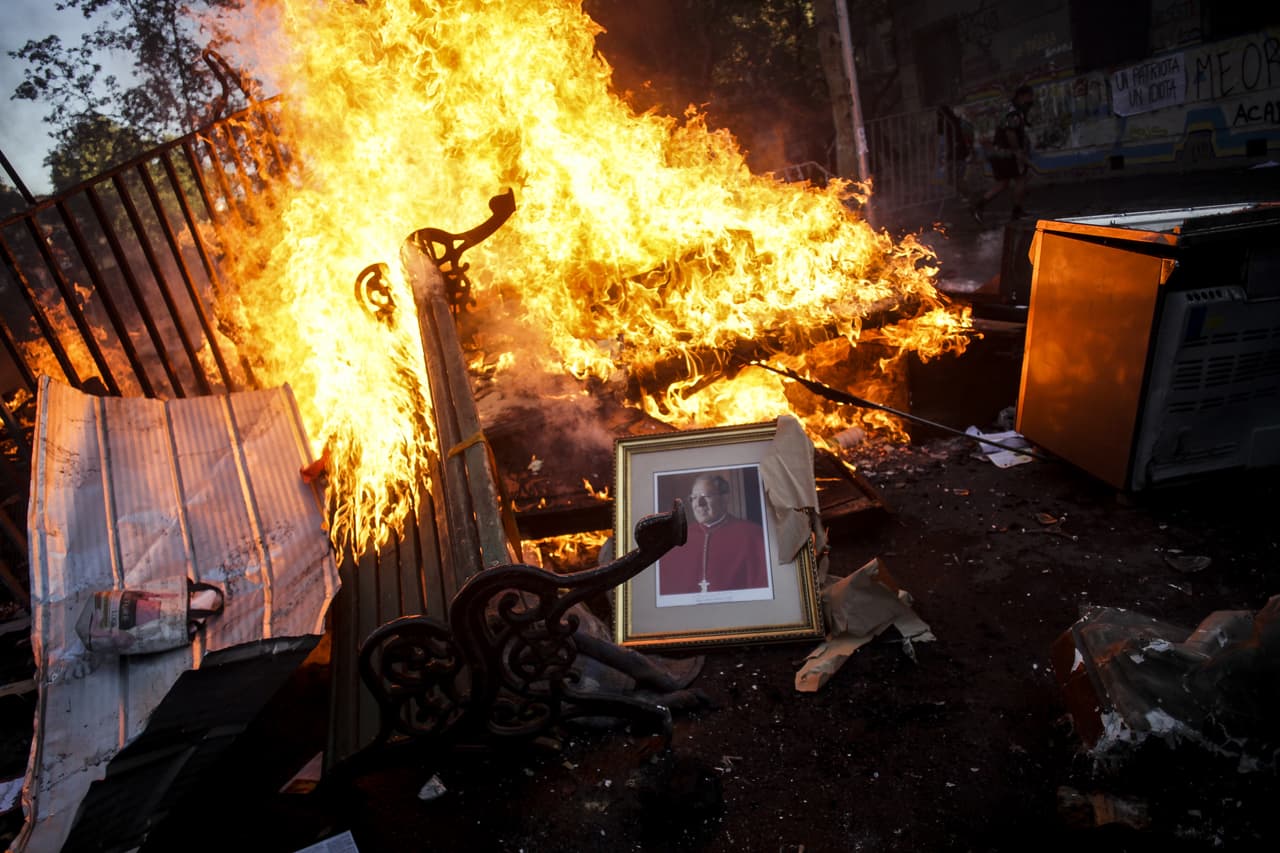 También hubo algunos saqueos en comercios y estaciones de gasolina. Además, prendieron fuego a edificios de oficinas y, más tarde, los sujetos levantaron más barricadas con fuego.