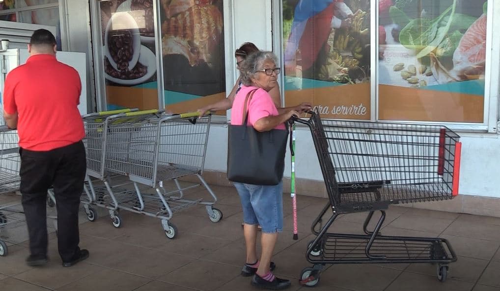 Muchas personas han optado por abestecerse de artículos ante la posibilidad de permanecer en cuarentena o aislamiento por la amenaza del contagio de coronavirus en Puerto Rico.