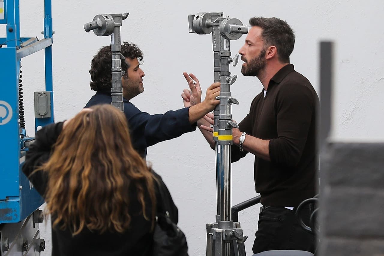 El representante siempre se mantiene cerca de la estrella del pop cuando está trabajando.