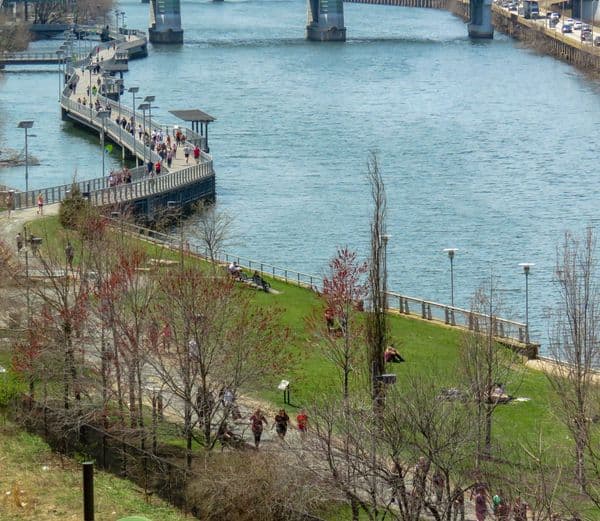 <b>Schuylkill River Trail: Schuylkill Banks and Boardwalk</b>. Schuylkill Banks está abierto todo el año para caminar, trotar, andar en bicicleta, hacer picnics y pasear perros. Comienza en el paseo marítimo de Schuylkill Banks, que extiende el sendero sobre el río, y continúa por el camino hacia el Museo de Arte de Filadelfia para un agradable trote o paseo de 1.6 millas, así como fantásticas vistas del horizonte de Filadelfia.