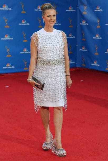 La pedrería es muy elegante en los atuendos de gala, siempre y cuando, no estés repleta de ellos para que no le des ni espacio a tus pies para librarse de las piedritas en el zapato.