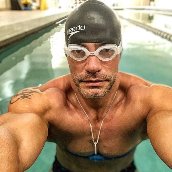 Aquí lo vemos a punto de comenzar a nadar.