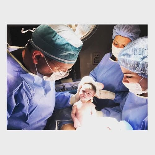 "Mi regalo de cumpleaños, ¡mi regalo de la vida! ¡Te amo hija hermosa! Te amo Alberto Guerra. Foto por su papá", compartió Zuria tras el nacimiento de la bebé.