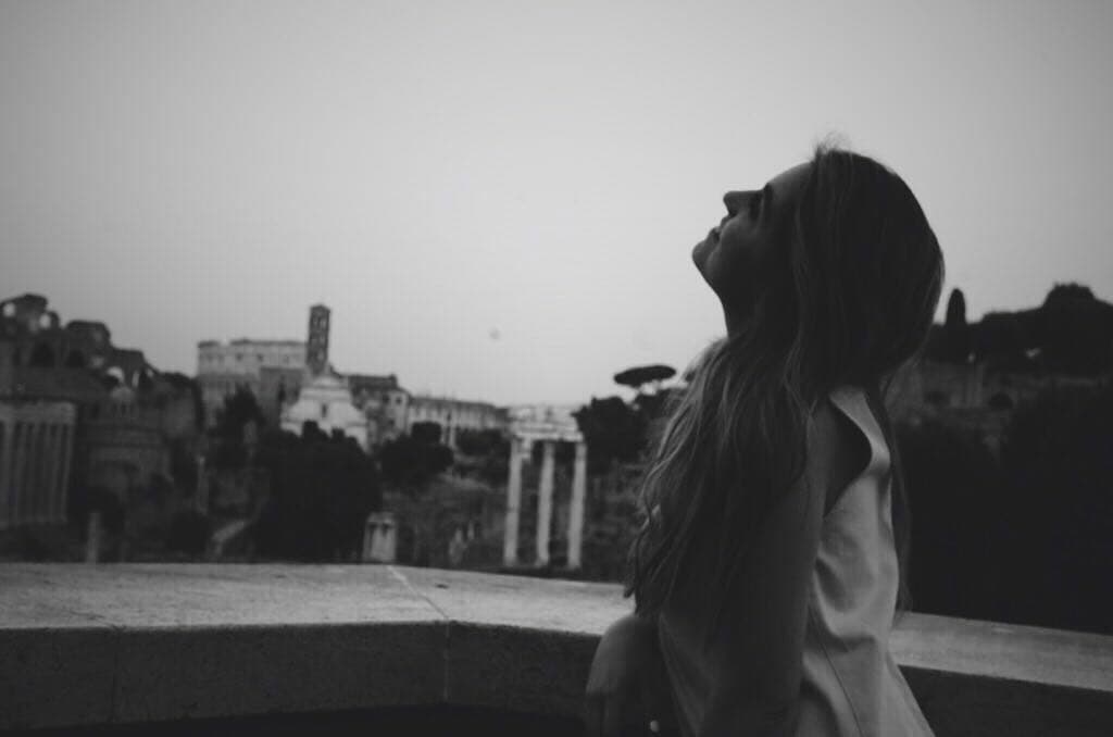 "Encuentra a alguien que te haga reír y haga que tu corazón cante", fue lo que la actriz comentó en esta fotografía compartida en su cuenta de Instagram, lo que levanta aún más las sospechas de que esté estrenando un nuevo amor.