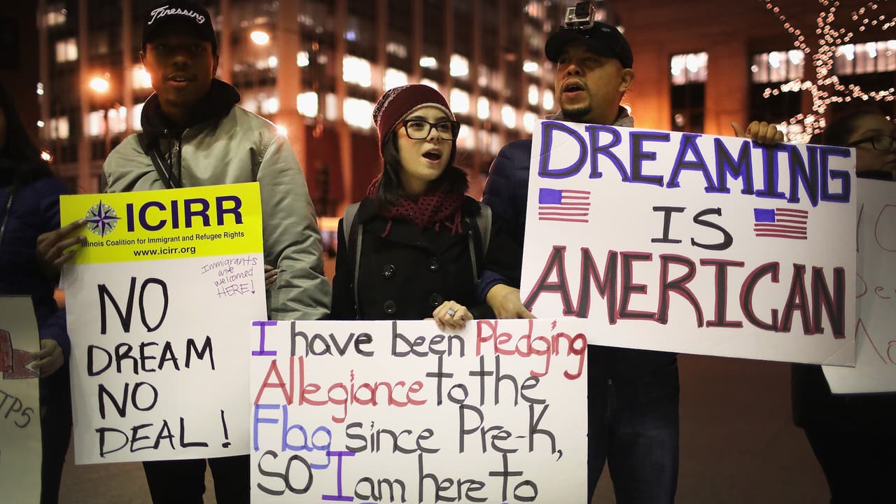 ¿Qué hacer si ICE me detiene en mi vehículo o viene a buscarme a mi casa? Te explicamos tus derechos
