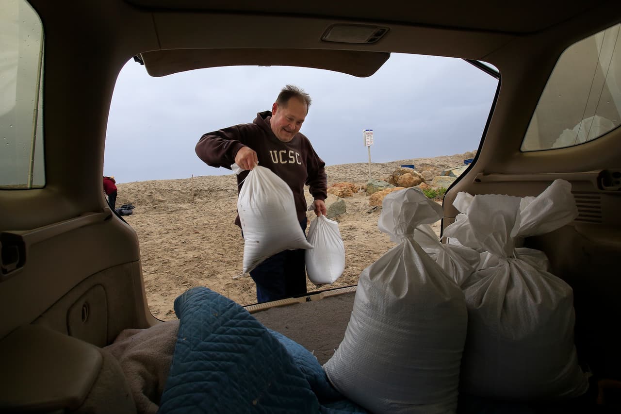 Este señor llena sacos con arena que sirvan de diques de contención ante probables desbordamientos de ríos
