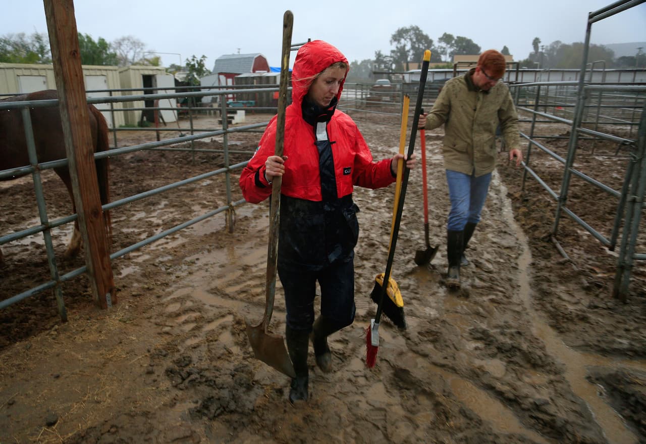 Voluntarios toman previsiones para evitar mayores daños