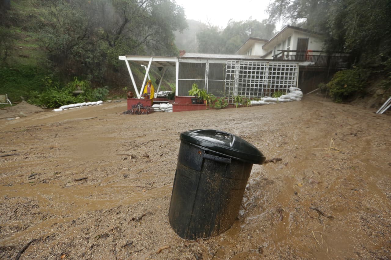 En Monrovia, un porche de una vivienda totalmente cubierto por lodo