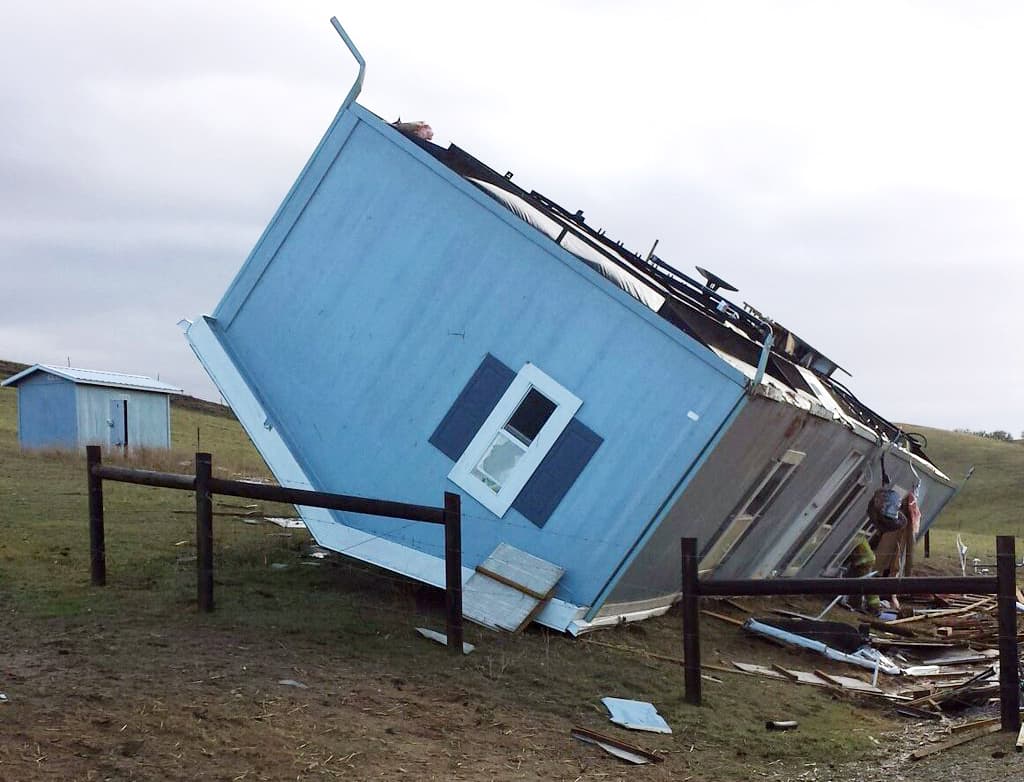 En El Paso los fuertes vientos fueron capaces de voltear esta vivienda
