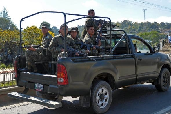 A juicio de Colom, Guatemala, El Salvador y Honduras no tendrán "problemas constitucionales" para realizar operaciones conjuntas de fuerzas de seguridad y militares, pero reconoció que el Ejército mexicano tiene prohibido por ley realizar acciones fuera de México. "Ahí la solución será mejorar la coordinación de los comandantes fronterizos", manifestó.