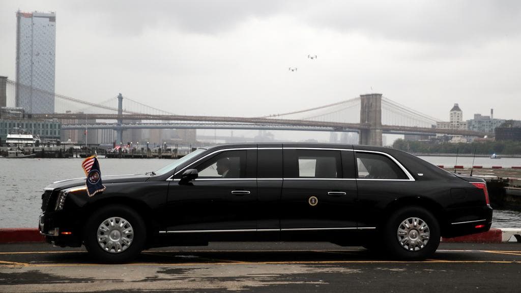 En enero de 2017 la expectativa era grande para los seguidores del mundo del motor. No solo Estados Unidos estaba a punto de estrenar un nuevo presidente, sino que ese nuevo presidente inauguraría 
<b><a href="https://www.univision.com/noticias/jalopnik/donald-trump-inaugurara-una-nueva-limusina-presidencial" target="_blank">una nueva versión de la limusina presidencial</a></b>, a la cual desde la presidencia de George W. Bush se le conoce como 
<b>La Bestia</b>. Por razones que nunca fueron dadas a conocer esto 
<b><a href="https://www.univision.com/noticias/autos-y-famosos/donald-trump-no-estrena-limusina-en-su-inauguracion" target="_blank">no ocurrió</a></b> . 'La Bestia' de Donald Trump (en la imagen) llegaría con 
<b><a href="https://www.univision.com/noticias/autos-y-famosos/la-limusina-presidencial-de-donald-trump-llega-con-un-retraso-de-20-meses?utm_source=social&utm_medium=facebook&utm_campaign=ue_univision&utm_content=article&utm_term=autos_famosos" target="_blank">20 meses de retraso</a></b>.