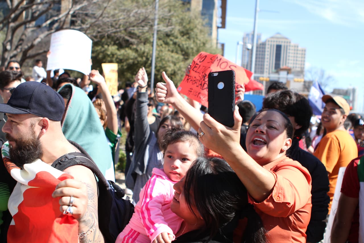 La colorida y concurrida manifestación de respaldo a los inmigrantes en Austin contó con la participación de personas de varias nacionalidades y diversas comunidades.