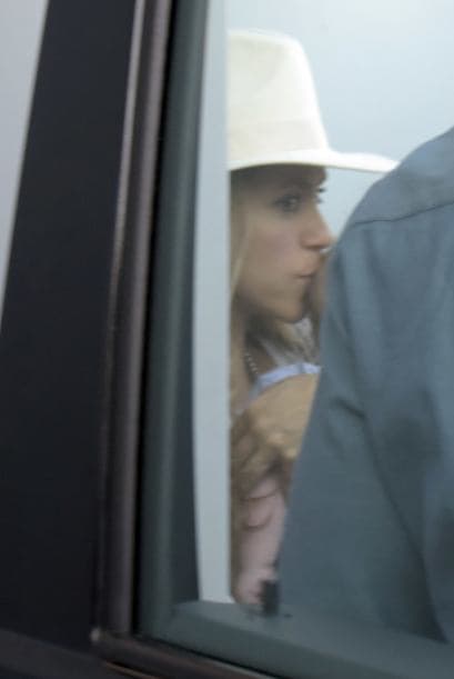 ¡Ternurita! Le dio un besito en la cabeza.