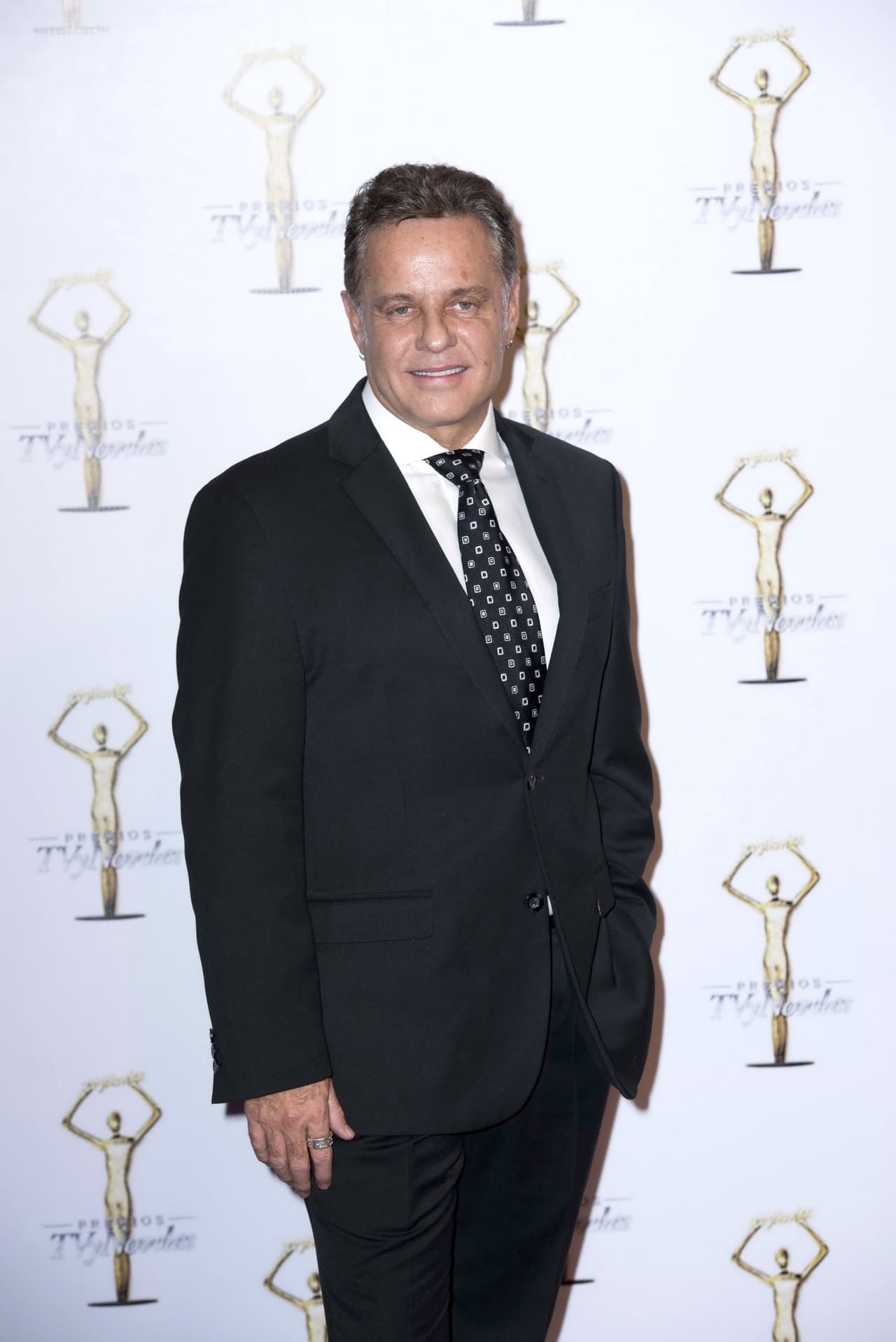 <b><a href="http://www.univision.com/temas/alexis-ayala">Alexis Ayala</a></b> utilizó un traje clásico, con una corbata negra con lunares blancos, además se dejó ver con pequeñas arracadas.