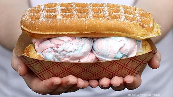 <b><a href="https://www.franklinfountain.com/">Franklin Fountain</a></b>
<a href="https://www.franklinfountain.com/">: </a>El pilar de la Ciudad Vieja comenzó en 2006 y es conocido por sus helados caseros y otras delicias de fuentes de sodas antiguas. Si bien la tienda atrae multitudes en el verano, los que saben pueden saltarse la fila con una visita al Franklin Ice Cream Bar de al lado para comprar bocadillos, sundaes de chocolate caliente, natillas congeladas y más. También hay treats heldos para perros. 📍
<a href="https://www.google.com/maps/search/+112+and+116+Market+St./@39.9494787,-75.1450858,17z/data=!3m1!4b1" target="_blank">112 and 116 Market St.</a>