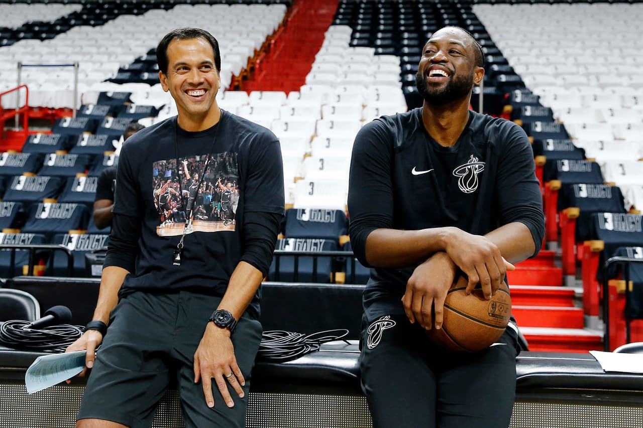 Dwyane Wade muy sonriente con el entrenador Erik Spoelstra antes de su último partido entre los Philadelphia 76ers y el Miami Heat en el American Airlines Arena el 9 de abril de 2019 en Miami, Florida .