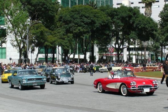 Casi dos mil vehículos clásicos desfilaron por las calles de la Ciudad de México para romper el Récord Guinness de más autos de este tipo en movimiento. Transitaron mil 721 autos, lo que superó la marca de Holanda, cuyo récord era de 948 vehículos. De acuerdo con las autoridades, el paso de estos autos clásicos fue visto por 250 mil asistentes. Circularon autos Datsun 1300, Jaguares, MG 59, Chevrolet apache, Alfa Romeo, Mercury, Porche, entre otros, que atrajeron la atención de capitalinos y visitantes. El paso de los vehículos fue interrumpido por el calentamiento de algunos que se quedaron en el camino y provocaron “cuellos de botella”; sin embargo, los organizadores confiaron en que los vehículos llegarían a la meta.