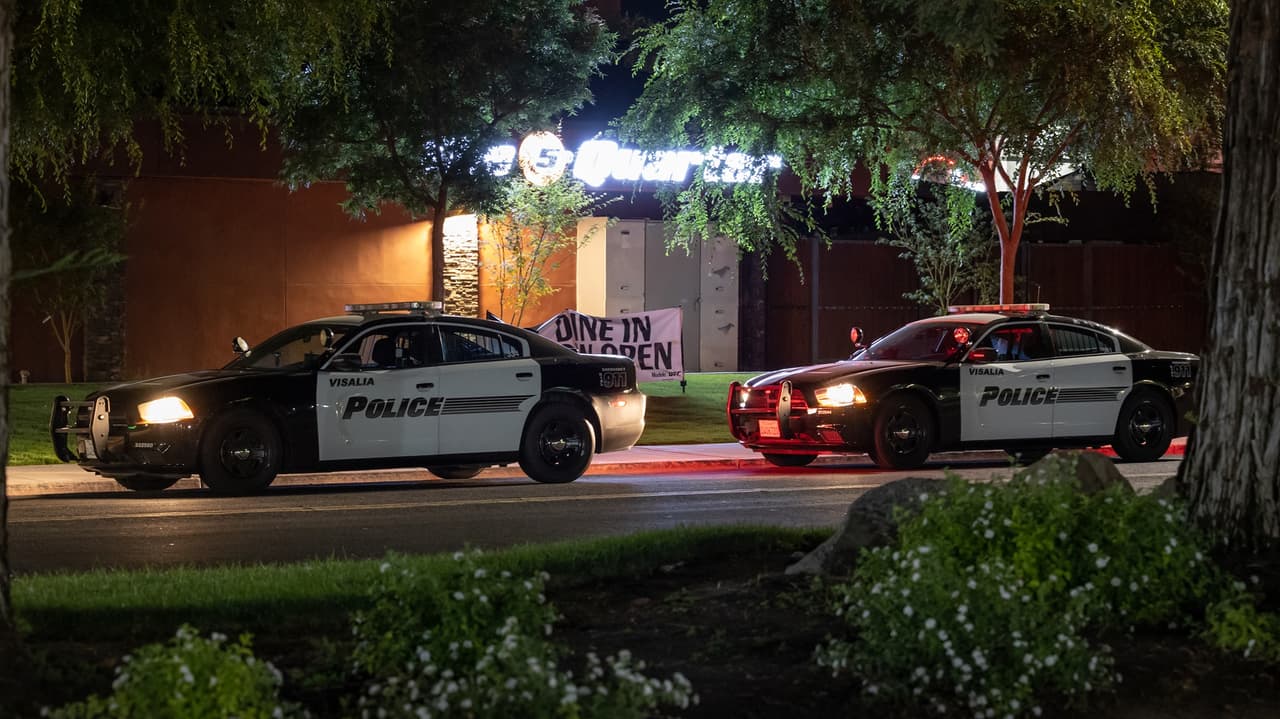 Dos personas fueron apuñaladas en un bar de Visalia.